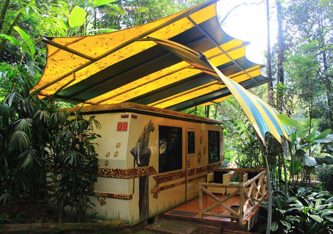 Taman Safari alojamiento Puncak Exterior foto